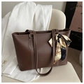 Dettaglio borsa tote in pelle morbida con cuciture bianche e foulard di seta fiorato - Marrone Scuro