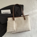 Schicke beige-khaki gewebte Tragetasche mit braunen Ledergriffen und passender Tasche - Khaki Hahnentritt-Set / Khaki