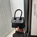 Mini borsa a mano nera minimalista con manico superiore e tracolla sottile - Nero