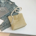Bolso tote de paja tejida beige con asas de cuerda de algodón y detalle de cinta rayada - Caqui Con Colgante