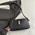 Bolso de hombro minimalista en cuero negro con un elegante cierre metálico dorado - Negro