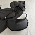 Borsa a tracolla a mezzaluna nera minimalista in ecopelle con fibbie in metallo dorato - Nero