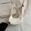 Bolso de mano de media luna blanco minimalista en cuero liso con remaches dorados - Blanco