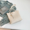 Bolso tote de paja tejida color blanco roto con asas de cuerda y adorno de cinta - Blanco Crema con Colgante