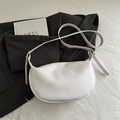 Borsa a spalla a mezzaluna bianca minimalista in morbida pelle PU con tracolla - Bianco