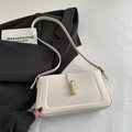 Bolso de hombro minimalista de cuero beige con un cierre cilíndrico dorado - Blanco