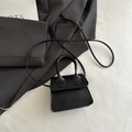 Petit sac à main carré minimaliste noir mat avec poignée supérieure et bandoulière - Noir