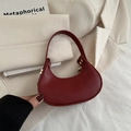 Elegante bolso de mano media luna burdeos de cuero mate con detalles dorados - Rojo
