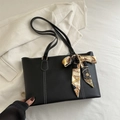 Schwarze Shopper-Tasche aus Kunstleder mit weißen Kontrastnähten und Vintage-Seidentuch - Schwarz