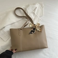 Minimalistische Shopper-Tasche aus weichem Leder in Erdtönen mit Kontrastnähten und Tuch - Khaki