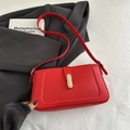 Bolso bandolera rectangular de cuero rojo minimalista con hebilla de metal dorado - Rojo
