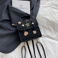 Mini mochila negra con bordados en un elegante fondo de estilo de vida moderno - Negro