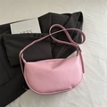 Borsa hobo rosa minimalista in morbida ecopelle con tracolla e fibbie dorate - Rosa
