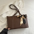 Dunkelbraune Shopper-Tasche aus Kunstleder mit Kontrastnähten und schickem Seidenschal - Dunkelbraun