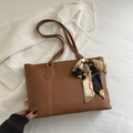 Braune Shopper-Tasche aus weichem Leder mit weißen Nähten und dekorativem Seidentuch - Hellbraun