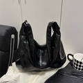 Borsa hobo nera lucida in ecopelle con morbido design a mezza luna e finitura lucida - Nero (Senza Ciondolo)