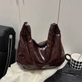 Borsa tote in pelle verniciata bordeaux scuro con fibbia in metallo e tracolla elegante - Rosso (Senza Ciondolo)