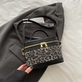 Borsa a secchiello leopardata con finiture in pelle nera e dettagli dorati chic - Nero