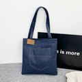 Große marineblaue Denim-Tragetasche mit braunem Lederpatch und Außentasche - Kontrastnähte Tasche Stil