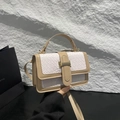 Borsa a tracolla quadrata minimalista con trama intrecciata bianca e fibbia dorata - Bianco