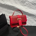 Elegante borsa a mano in pelle intrecciata rossa con chiusura ad H dorata e tracolla - Rosso