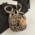 Zaino da donna in velluto a coste leopardato con ciondolo di peluche e spalline beige - Con Ciondolo / Cachi