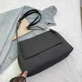 Borsa tote nera minimalista con trama litchi e tracolla a catena in argento - Nero