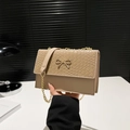 Elegante aprikosenfarbene Umhängetasche mit Schleife, Webstruktur und goldener Kette - Khaki