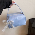 Detalle de bolso azul claro con lazo de encaje y perlas con cremallera plateada - Con Colgante / Azul
