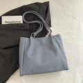 Minimalistische lichtblauwe textuur tote bag met gouden metalen ringen en geweven stof - Blauw