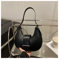Primer plano de bolso montura negro mate con hebilla dorada en estantería - Negro