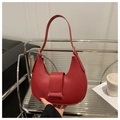 Detalle del bolso de montura rojo en cuero sintético liso con herrajes dorados - Rojo
