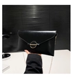 Detalle del bolso sobre negro con hebilla dorada circular y correa de cadena fina - Negro