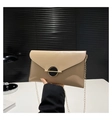 Detalle de bolso bandolera beige con hebilla dorada y elegante cadena metálica - Caqui