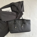 Borsa tote retrò in pelle cerata nera con trama intrecciata e logo fashion minimale - Nero