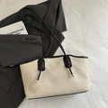 Elegante borsa tote intrecciata beige con cinturini in pelle nera e dettagli in metallo - Beige