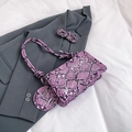 Borsa a spalla viola stampa serpente con manico a nodo e ciondolo rotondo abbinato - Viola