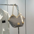 Damen-Tote-Bag mit Hahnentritt-Muster in Schwarz-Weiß und beigen Trageriemen - Khaki