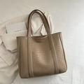 Große khakifarbene geflochtene Tragetasche aus Kunstleder mit vorderer Einstecktasche - Khaki