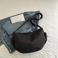 Borsa a tracolla a mezzaluna in nylon nero con tracolla regolabile su tessuto bianco - Nero
