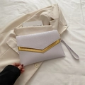 Bolso sobre morado claro con textura ondulada y adorno metálico dorado en forma de V - Blanco