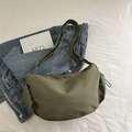 Borsa a mezzaluna in nylon verde oliva con tracolla regolabile e dettagli coulisse - Verde