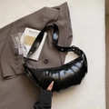 Bolso croissant negro brillante a la moda con diseño plisado y correa ancha - Negro
