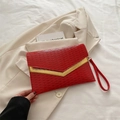Bolso de mano tipo sobre rojo con textura ondulada y detalle metálico en V dorado - Rojo