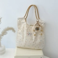 Tragetasche aus Canvas in Creme mit Bären- und Hasenmotiven und gelbem Kordelgriff - Anhänger Aus Beigem Band Mit Bärenmotiv