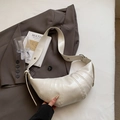 Bolso medialuna beige chic en piel sintética plisada con correa ajustable - Blanco Roto