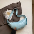 Bolso hobo azul claro minimalista con textura plisada y correa ancha con ojales de plata - Azul claro