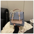 Detail der Tasche aus blauem Denim und rosa Leder mit Perlenbogen und Herzanhänger - Blau mit Anhänger