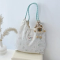Sac cabas blanc avec motifs lapin et fleurs et un porte-clé en peluche marron - Lapin Vert Avec Pendentif