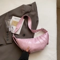 Bolso croissant rosa acolchado con acabado brillante y correa ancha de hombro con ojales - Rosa